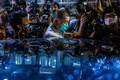 香港の警察署から保釈された黎智英（ジミー・ライ）氏（中央、2020年8月12日撮影）。(c)ISAAC LAWRENCE / AFP