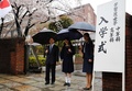 都内の学習院女子高等科の入学式で、皇太子さまと皇太子妃雅子さまと一緒に写真撮影に応じられる愛子さま（2017年4月8日撮影）。(c)AFP/TORU HANAI