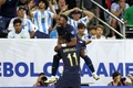サッカーコパ・アメリカ準々決勝、アルゼンチン対エクアドル。同点ゴールを決め、ジョン・イェボア（上）と喜ぶエクアドルのケビン・ロドリゲス（2024年7月4日撮影）。(c)CHARLY TRIBALLEAU / AFP