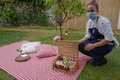 南仏コートダジュール（フレンチリビエラ）のマントンにあるレストラン「ミラズール」の菜園で食材を見せる副料理長（2020年7月1日撮影）。(c)VALERY HACHE / AFP