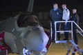 イスラエル南部ベエルシェバ近郊のネバティム空軍基地に到着した最新鋭ステルス戦闘機F35のそばで説明を受けるベンヤミン・ネタニヤフ首相（2016年12月12日撮影）。(c)AFP/Jack GUEZ