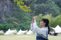 紅里山村の森にあるキャンプ場で写真撮影をする観光客（2022年10月26日撮影）。(c)Xinhua News