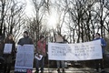デンマークのコペンハーゲン動物園（Copenhagen Zoo）前で、キリンのマリウスの殺処分に抗議する人々（2014年2月9日撮影）。(c)AFP/SCANPIX DENMARK/KASPER PALSNOV