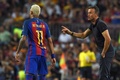 サッカー欧州チャンピオンズリーグ、グループC第1節、FCバルセロナ対セルティック。ネイマールに指示を出すFCバルセロナのルイス・エンリケ監督（右、2016年9月13日撮影）。(c)AFP/LLUIS GENE