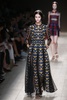 フランス・パリ市内で発表された「ヴァレンティノ（VALENTINO）」14年春夏コレクション（2013年10月1日撮影）。(c)AFP/PATRICK KOVARIK