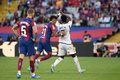 23-24スペイン1部リーグ第11節、FCバルセロナ対レアル・マドリード。交代でピッチを後にするレアル・マドリードのビニシウス・ジュニオール（右、2023年10月28日撮影）。(c)Josep LAGO/ AFP