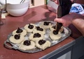 ウィーン菓子のブフテルンを作るおばあちゃん。オーストリア・ウィーンにあるフォルペンジオンのカフェで（2021年2月27日撮影）。(c)JOE KLAMAR / AFP
