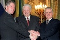 ロシア・モスクワのクレムリンで、同国のボリス・エリツィン大統領（中央）、ビル・クリントン米大統領（左）と手を取り合うウクライナのレオニード・クラフチュク初代大統領（1994年1月14日撮影、資料写真）。(c)Sergei SUPINSKY / AFP