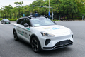 深圳市坪山区の道路を走る蘿蔔快跑の自動運転タクシー（2023年6月15日撮影）。(c)Xinhua News