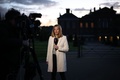 英ロンドンのケンジントン宮殿の前で、キャサリン皇太子妃が、がんを公表したことを報じる記者（2024年3月22日撮影）。(c)HENRY NICHOLLS / AFP