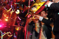 中国南西部四川（Sichuan）省成都（Chengdu）のゲイバーで結婚式を挙げる男性カップルのツォン（Zeng）さん（左）とパン（Pan）さん（中央、2010年1月3日撮影）。(c)AFP