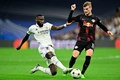 サッカー欧州チャンピオンズリーグ、グループF第2節、レアル・マドリード対RBライプツィヒ。RBライプツィヒのティモ・ヴェルナー（右）とボールを競るレアル・マドリードのアントニオ・リュディガー（2022年9月14日撮影）。(c)JAVIER SORIANO / AFP