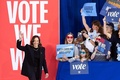 米ノースカロライナ州ローリーでの選挙集会で、登壇するカマラ・ハリス副大統領（2024年10月30日撮影）。(c)Ryan M. Kelly / AFP