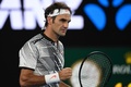全豪オープンテニス、男子シングルス4回戦。ポイントを奪って喜ぶロジャー・フェデラー（2017年1月22日撮影）。(c)AFP/SAEED KHAN