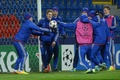 サッカー欧州チャンピオンズリーグ2013-14（UEFA Champions League 2013-14）のヴィクトリア・プルゼニ（Viktoria Plzen）戦を翌日に控え、試合会場で最終調整を行うCSKAモスクワ（CSKA Moscow）の選手（2013年12月9日撮影）。(c)AFP/MICHAL CIZEK