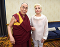 チベット仏教の最高指導者ダライ・ラマ14世（左）と面会する米歌手のレディー・ガガさん。米インディアナ州インディアナポリスにて（2016年6月26日撮影）。(c)AFP/Getty Images for Born This Way Foundation/Kevin Mazur
