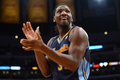 11-12NBAは12日、プレーオフ1回戦（7回戦制）が行われ、ロサンゼルス・レイカーズ（Los Angeles Lakers）は96-87でデンバー・ナゲッツ（Denver Nuggets）との第7戦を制し、対戦成績を4勝3敗としてウエスタンカンファレンス準決勝に進出した。

試合中に手を叩くナゲッツのケネス・フェリード（Kenneth Faried、2012年5月12日撮影）。(c)AFP/Getty Images/Harry How