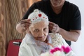 南アフリカ・タウズリバーの老人ホームで、118歳の誕生日を迎えたマーガレット・マリッツさん（手前、2024年9月27日撮影）。(c)RODGER BOSCH / AFP