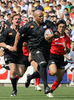 写真は、ボールをキープしながら駆け上がるクラシック・オールブラックスのジョナー・ロム（%%Jonah Lomu%%）。(c)AFP/KAZUHIRO NOGI