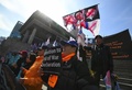 韓国・ソウルで行われた反北朝鮮デモで、落書きをした金正恩朝鮮労働党委員長の顔写真を掲げる、親米保守派の活動家ら（2019年2月26日撮影）。(c)Jung Yeon-je / AFP