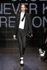 米ニューヨーク市内で発表された「DKNY」15/16年秋冬コレクション（2015年2月15日撮影）。(c)AFP/Getty Images/Neilson Barnard
