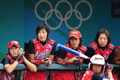 ダグアウトから試合を見つめる日本の選手。（2008年8月17日撮影）(c)AFP/Frederic J. BROWN