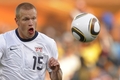 2010年サッカーW杯南アフリカ大会（%%2010 World Cup%%）1次リーグC組、米国対アルジェリア。試合は後半ロスタイムにランドン・ドノバン（%%Landon Donovan%%）が決勝点を挙げた米国が1-0で勝利し、勝ち点5の同組1位で決勝トーナメントに進んだ。写真はボールを追う米国のジェイ・デメリット（%%Jay DeMerit%%）。（2010年6月23日撮影）(c)AFP/TIMOTHY A. CLARY