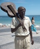 ブラジル・リオデジャネイロ（Rio de Janeiro）のイパネマ（Ipanema）ビーチに完成した、ボサノバの名曲「イパネマの娘」の作者アントニオ・カルロス・ジョビン（トム・ジョビン、Antonio Carlos Jobim）のブロンズ像（2014年12月8日撮影）。(c)AFP/CHRISTOPHE SIMON