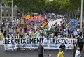 スペイン・バルセロナで、オーバーツーリズムに抗議するデモ行進の参加者（2024年7月6日撮影）。(c)Josep LAGO / AFP