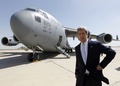 イラク・バグダッド（Baghdad）に到着したジョン・ケリー（John Kerry）米国務長官（2013年3月24日撮影）。(c)AFP/JASON REED