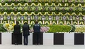 韓国・安山（Ansan）市の体育館に設置された旅客船セウォル（Sewol）号の犠牲者を追悼する献花台を訪れた人々（2014年4月23日撮影）。(c)AFP/KIM DOO-HO