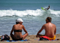 インドネシア・バリ（Bali）島のクタ（Kuta）ビーチでくつろぐ観光客ら（2013年4月26日撮影）。(c)AFP/SONNY TUMBELAKA