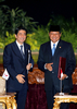 2007年8月20日、インドネシア大統領府で安倍晋三（Shinzo Abe）首相（左）と経済連携協定（EPA）の調印を交わしたスシロ・バンバン・ユドヨノ（Susilo Bambang Yudhoyono）大統領。(c)AFP/Bay ISMOYO