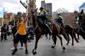 豪シドニーで行われたロックダウンに抗議するデモの対応に動員された警察の騎馬隊（2021年7月24日撮影）。(c)Steven SAPHORE / AFP
