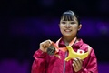 第51回世界体操競技選手権、女子種目別平均台。表彰式で金メダルを手に喜ぶ渡部葉月（2022年11月6日撮影）。(c)Ben Stansall / AFP