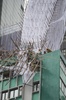 香港市内の建物の屋上で、台風4号（ニーダ）の影響で崩れた竹製の足場（2016年8月2日撮影）。(c)AFP/Anthony WALLACE