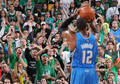 08-09NBA東カンファレンスプレーオフ準決勝、ボストン・セルティックス（%%Boston Celtics%%）対オーランド・マジック（%%Orlando Magic%%）第2戦。試合はセルティックスが112-94でマジックを下し、対戦戦績を1勝1敗の五分に戻した。昨季王者のセルティックスは、エディー・ハウス（%%Eddie House%%）が14本中11本のシュートを決めるなどで31得点、ローハン・ロンド（%%Rajon Rondo%%）が15得点、18アシスト、11リバウンドでトリプルダブルを記録し、対戦戦績を五分とした。写真はフリースローを狙うマジックのドワイト・ハワード（%%Dwight Howard%%）。（2009年5月6日撮影）(c)AFP/Getty Images/NBAE/Brian Babineau