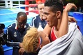 リオデジャネイロ五輪、ボクシング男子スーパーヘビー級決勝。パートナーのエステル・モスリ（左下）と勝利を喜ぶフランスのトニー・ヨカ（2016年8月21日撮影）。(c)AFP/Yuri CORTEZ