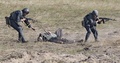 ウクライナの首都キエフから約70キロの村にあるウクライナ国家警備隊の訓練センターで訓練中の隊員（2015年10月2日撮影、資料写真）。(c)AFP/YURI KIRNICHNY