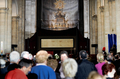 イタリア・トリノ（Turin）の大聖堂で公開された「トリノの聖骸布（Shroud of Turin）」（中央）を眺める人びと（2010年4月10日撮影）。(c)AFP/VINCENZO PINTO
