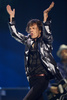 英ロックバンド、ザ・ローリング・ストーンズ（The Rolling Stones）の「50 and Counting」北米ツアーが3日、カリフォルニア（California）州ロサンゼルス（Los Angeles）のステイプルズ・センター（Staples Center）でスタートした。写真は、パフォーマンスを披露するミック・ジャガー（Mick Jagger、2013年5月3日撮影）。(c)AFP/JOE KLAMAR
