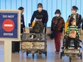 米カリフォルニア州ロサンゼルス空港で、アジア発の航空機で到着したマスク姿の人々（2020年1月29日撮影）。(c)Mark RALSTON / AFP