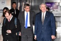 米中高官級貿易協議のため、中国の首都北京にあるホテルを出発する米農務省のテッド・マッキニー次官（右、2019年1月8日撮影）。(c)GREG BAKER / AFP