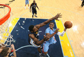 14-15NBA、メンフィス・グリズリーズ（Memphis Grizzlies）対ロサンゼルス・クリッパーズ（Los Angeles Clippers）。メンフィス・グリズリーズのブロックをかわして得点を狙うロサンゼルス・クリッパーズのクリス・ポール（Chris Paul、右、2014年11月23日撮影）。(c)AFP/Getty Images/NBAE/Joe Murphy