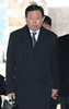 韓国・ソウルで、ソウル中央地裁に到着したロッテグループの辛東彬（日本名：重光昭夫）被告（2017年12月22日撮影）。(c)AFP/YONHAP