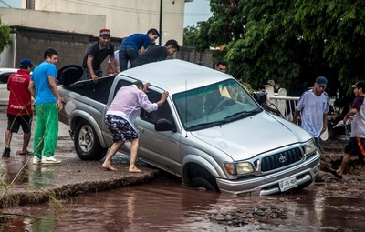 メキシコ西部で洪水、助け合う人々の姿も