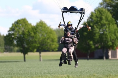 103歳女性、パラシュート降下最高齢のギネス記録更新