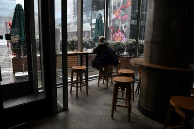 新型ウイルスのストレスには号泣が効く、大酒はダメ 専門家が助言