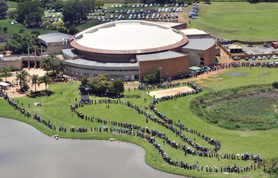 南ア市民が長蛇の列、マンデラ氏の遺体に最後の別れ