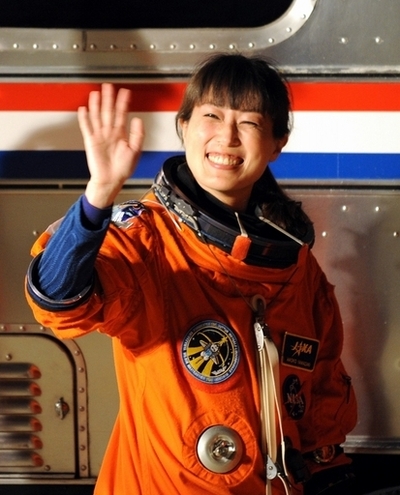 山崎さん、宇宙で「色付きシャボン玉」に成功